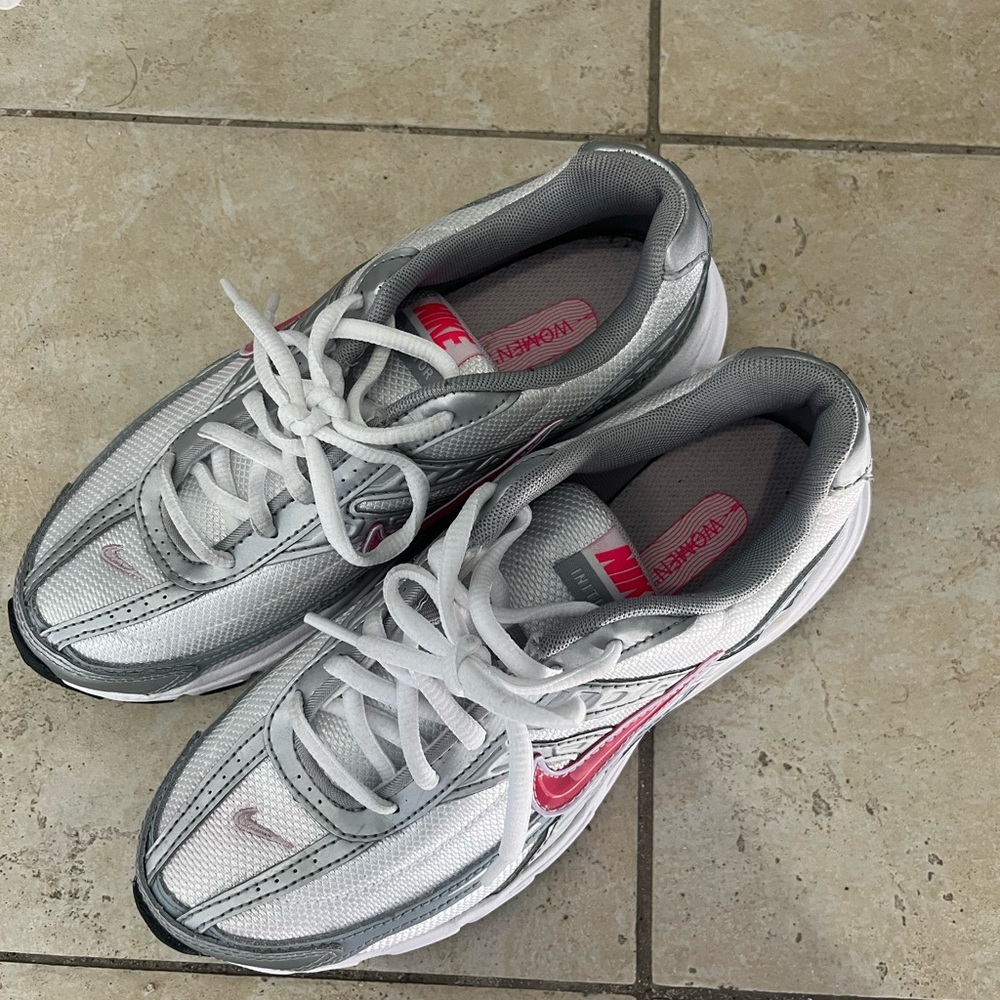 Nike initiator Women's White & Gray Running Sneakers with Pink Swoosh size 6.5 - Picture 2 of 4
